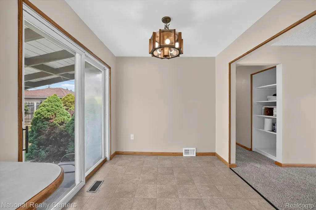 154 Darwin Street Westland City MI 48186