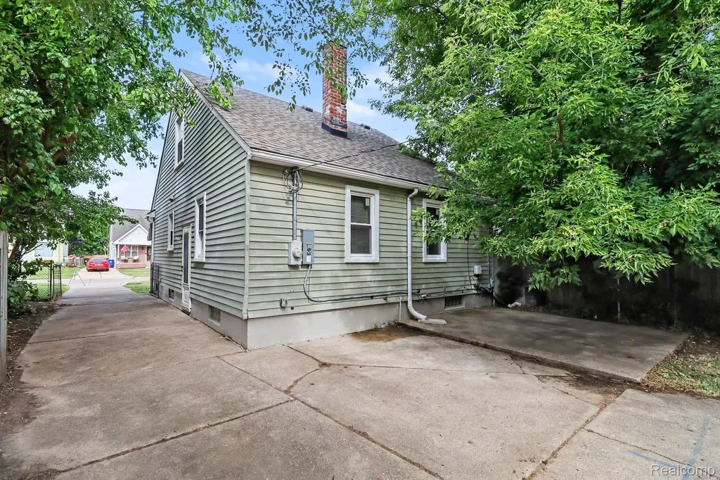 19948 Wakenden Redford Charter Township MI 48240