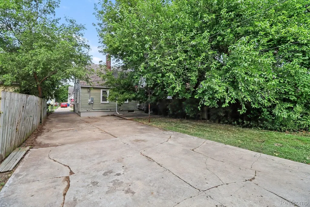19948 Wakenden Redford Charter Township MI 48240