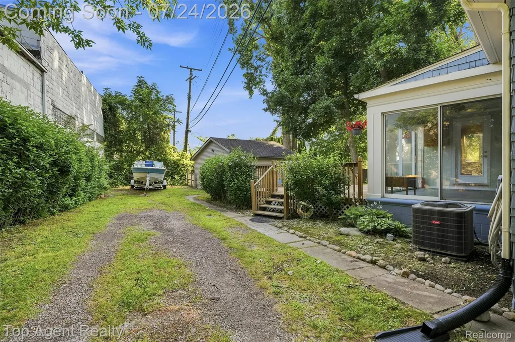 23457 Buckingham Street Clinton Charter Township MI 48036