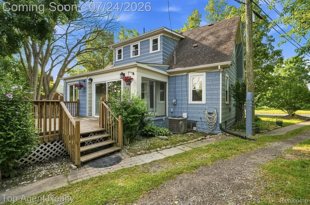 23457 Buckingham Street Clinton Charter Township MI 48036