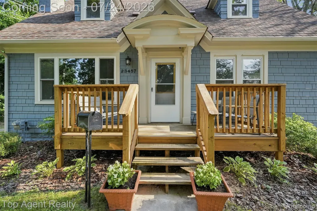 23457 Buckingham Street Clinton Charter Township MI 48036