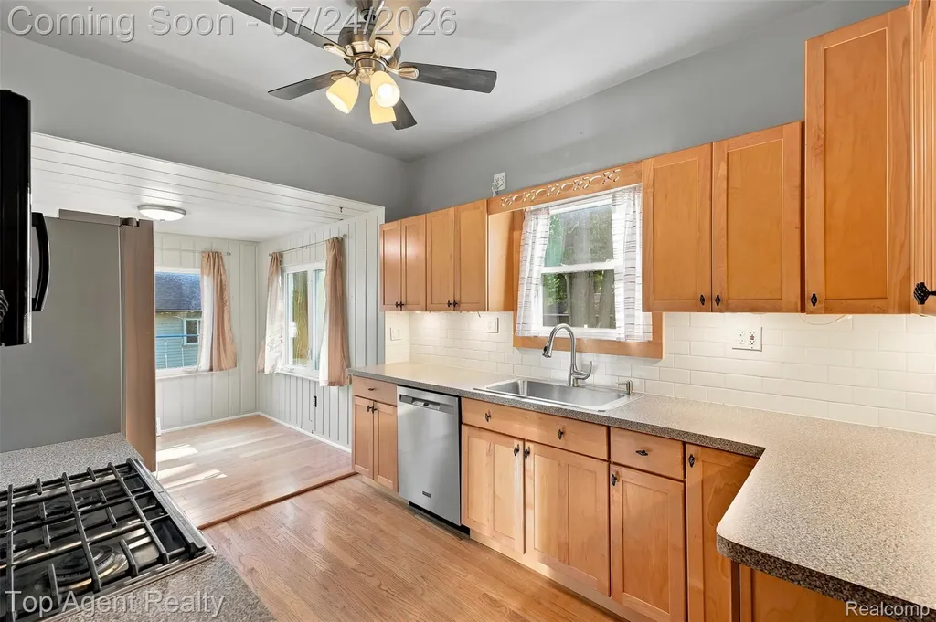 23457 Buckingham Street Clinton Charter Township MI 48036