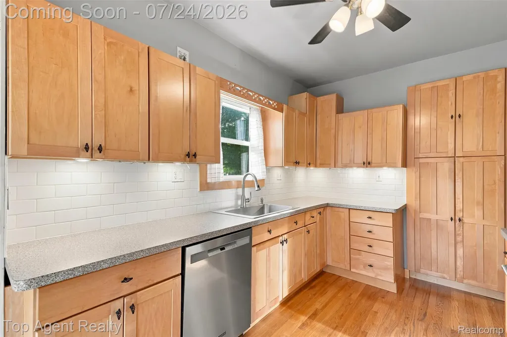 23457 Buckingham Street Clinton Charter Township MI 48036
