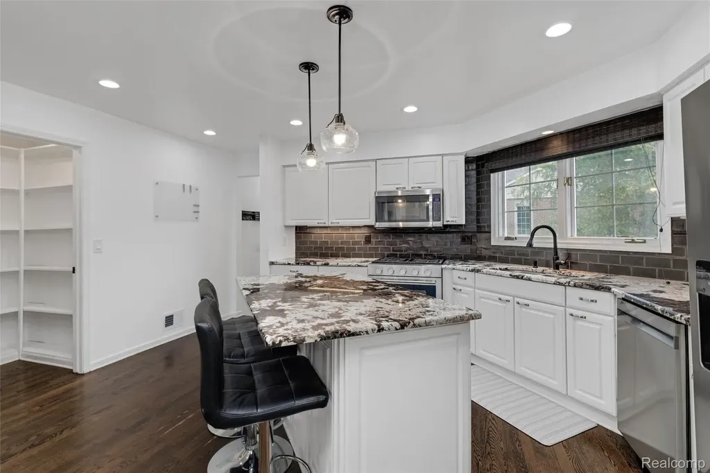 37071 Aspen Drive Farmington Hills City MI 48335