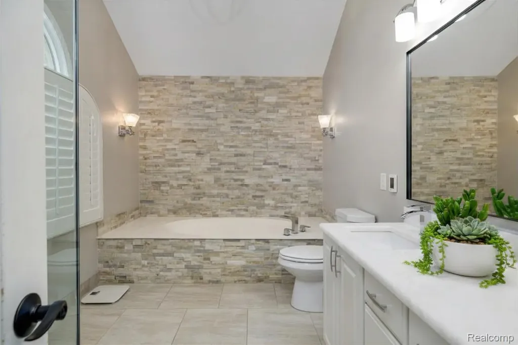 37071 Aspen Drive Farmington Hills City MI 48335