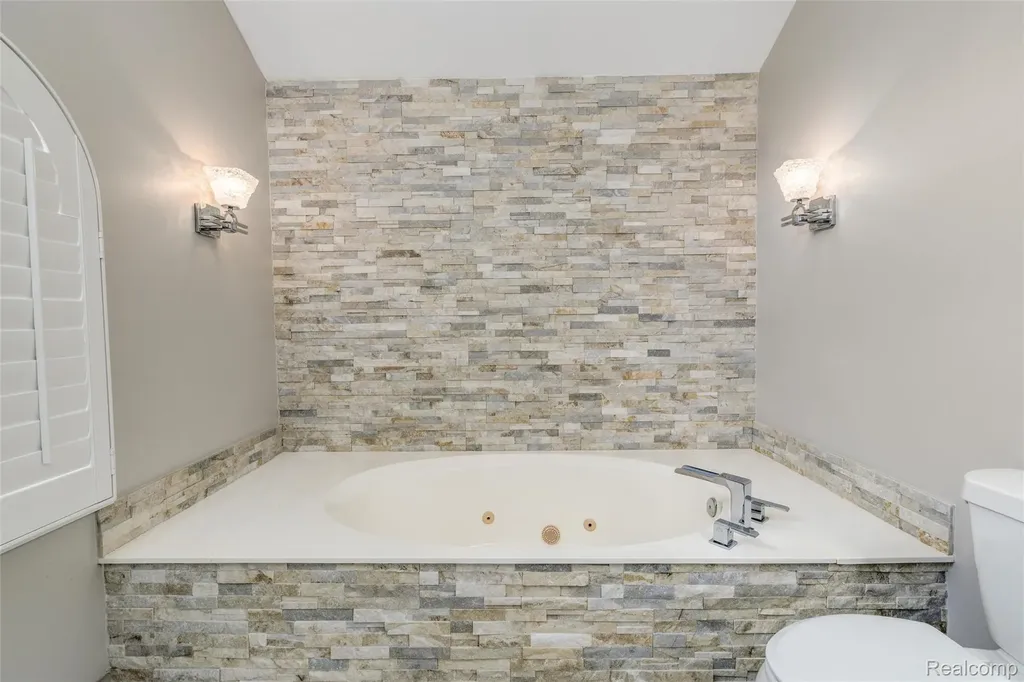 37071 Aspen Drive Farmington Hills City MI 48335
