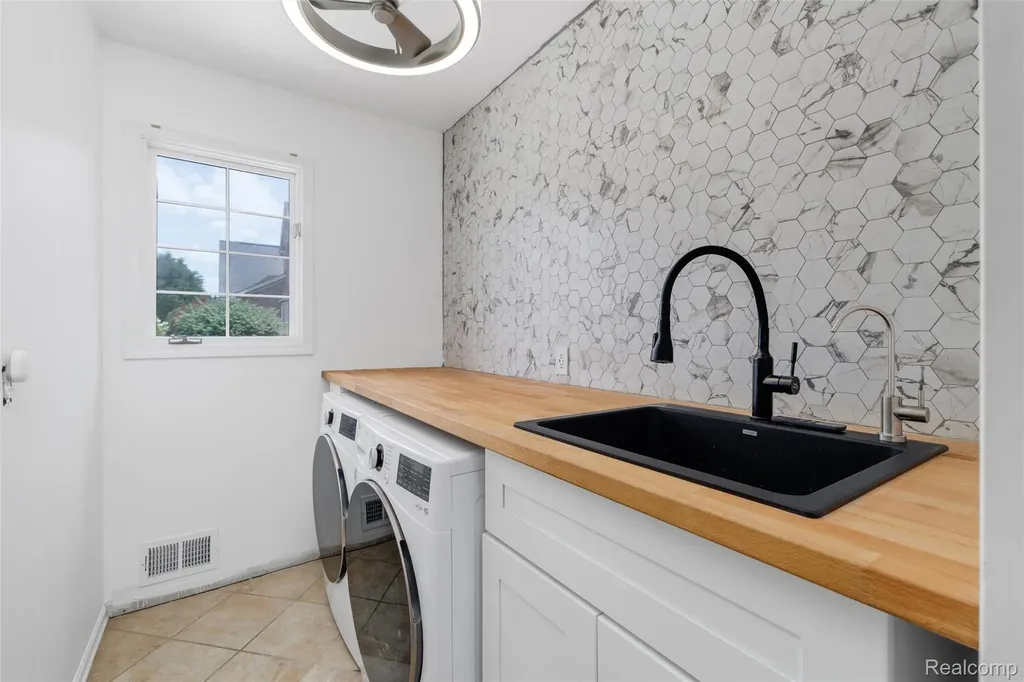 37071 Aspen Drive Farmington Hills City MI 48335