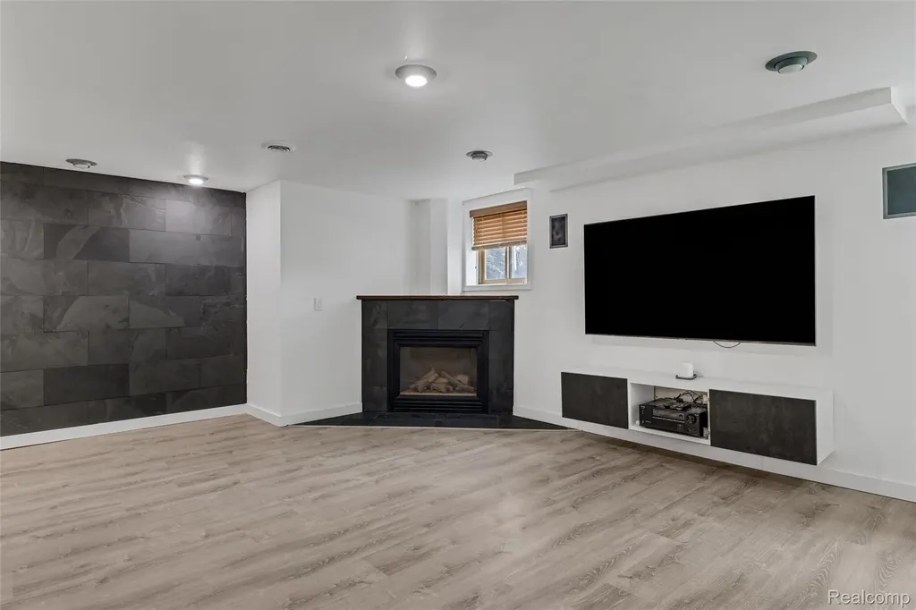 37071 Aspen Drive Farmington Hills City MI 48335