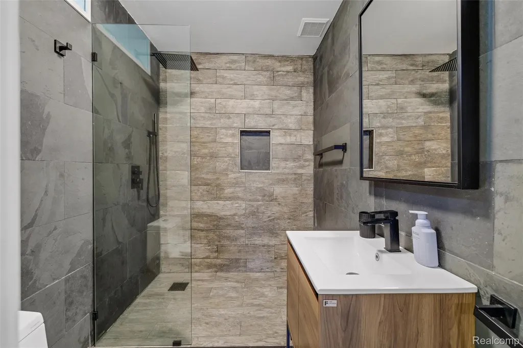 37071 Aspen Drive Farmington Hills City MI 48335