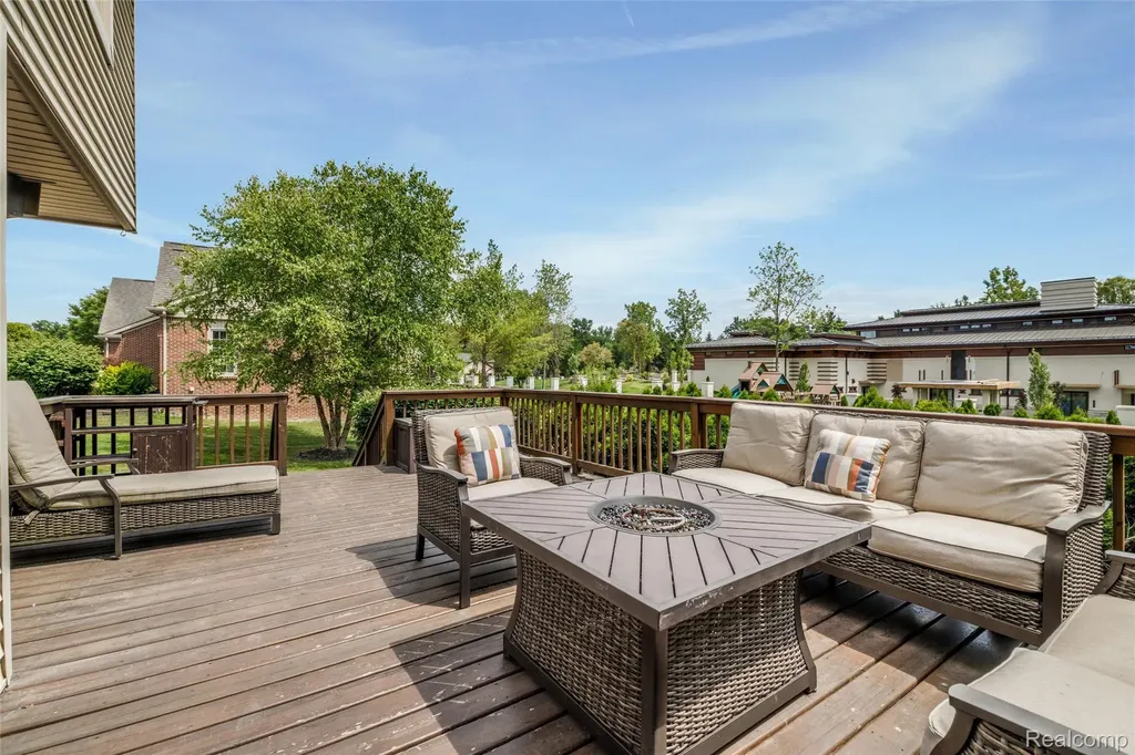 37071 Aspen Drive Farmington Hills City MI 48335
