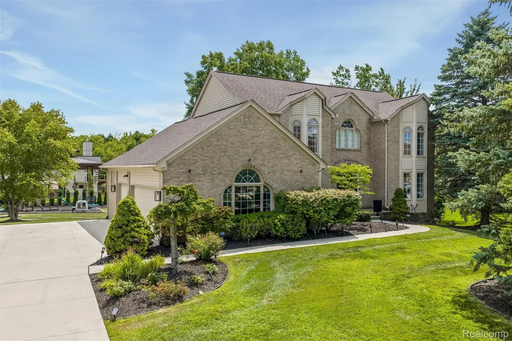 37071 Aspen Drive Farmington Hills City MI 48335