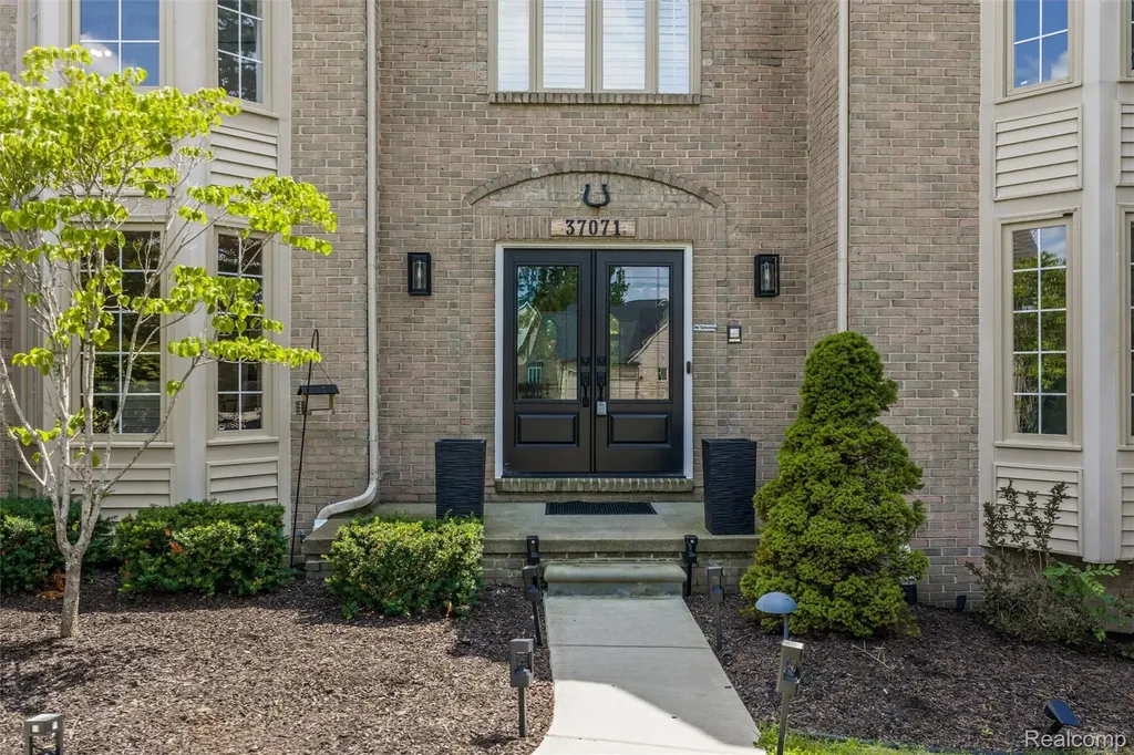 37071 Aspen Drive Farmington Hills City MI 48335