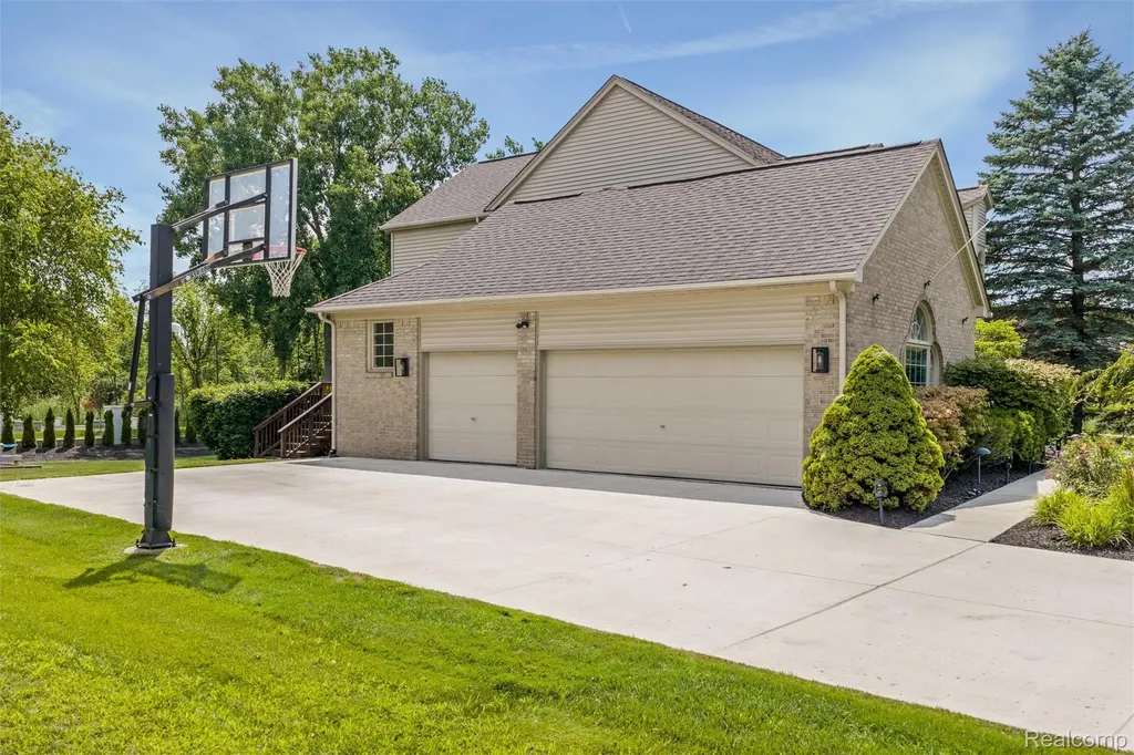 37071 Aspen Drive Farmington Hills City MI 48335