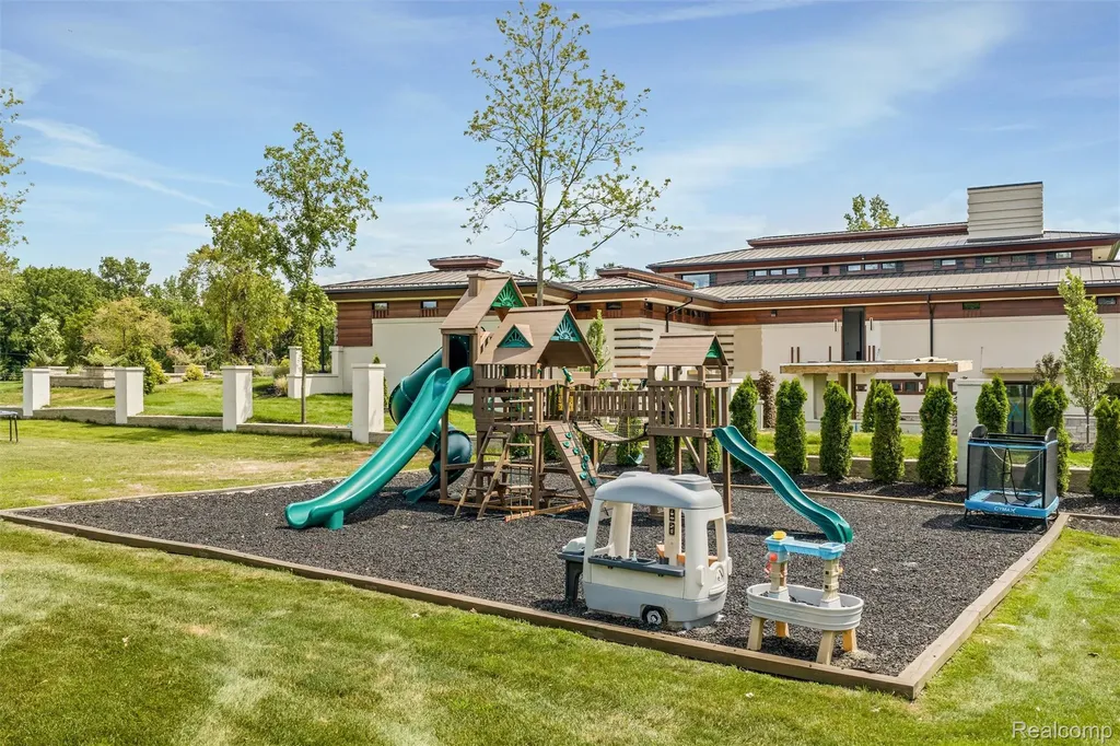 37071 Aspen Drive Farmington Hills City MI 48335