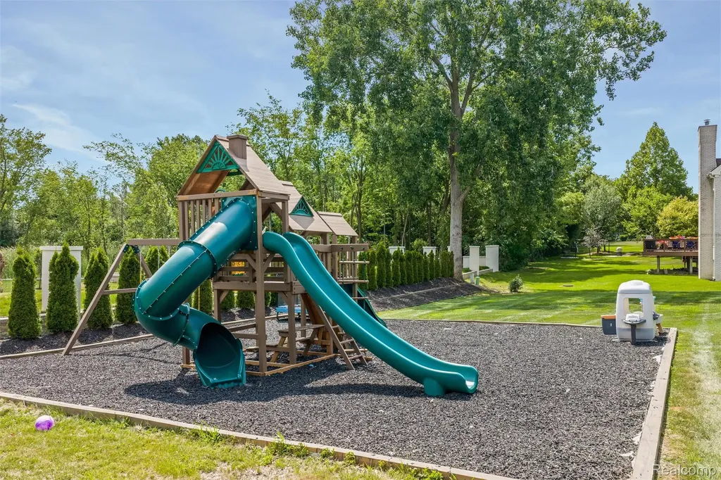 37071 Aspen Drive Farmington Hills City MI 48335