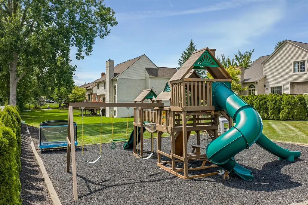 37071 Aspen Drive Farmington Hills City MI 48335