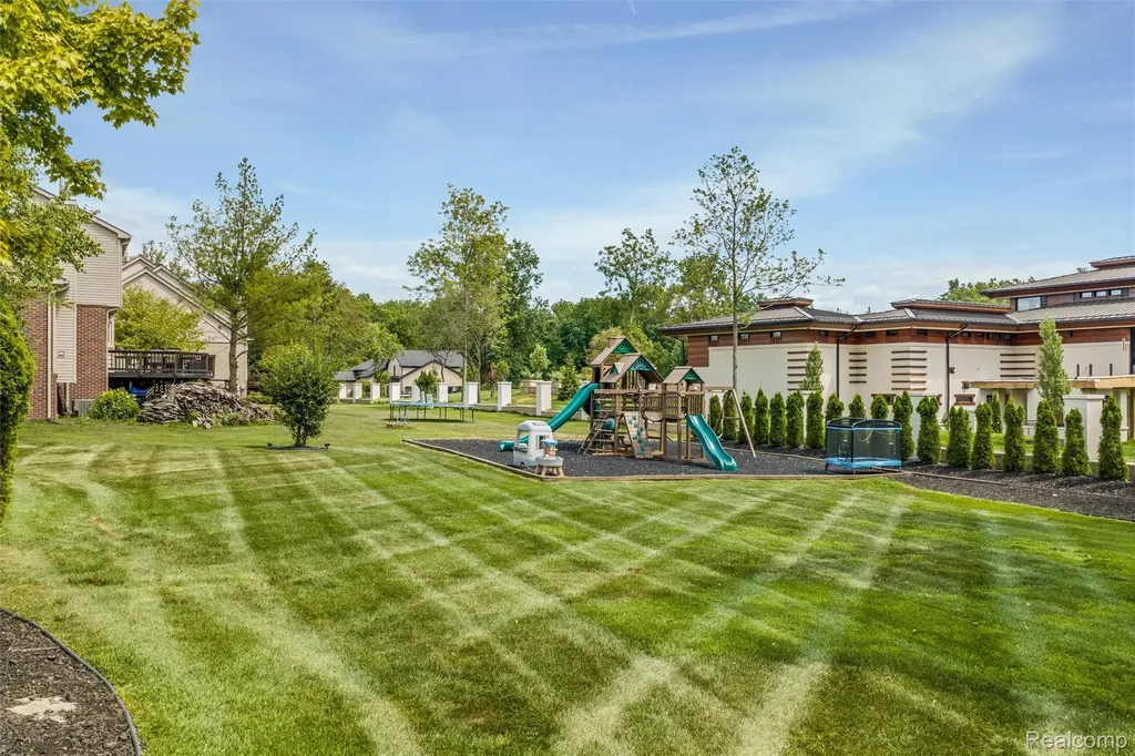 37071 Aspen Drive Farmington Hills City MI 48335