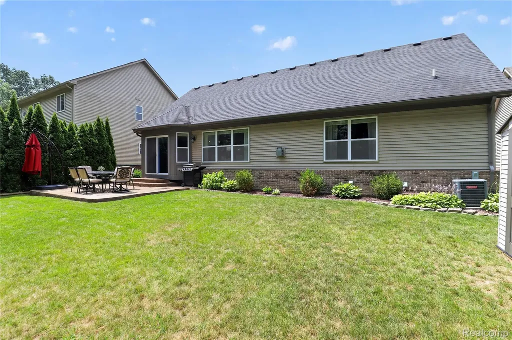 17174 Dew Point Court Brownstown Charter Township MI 48174