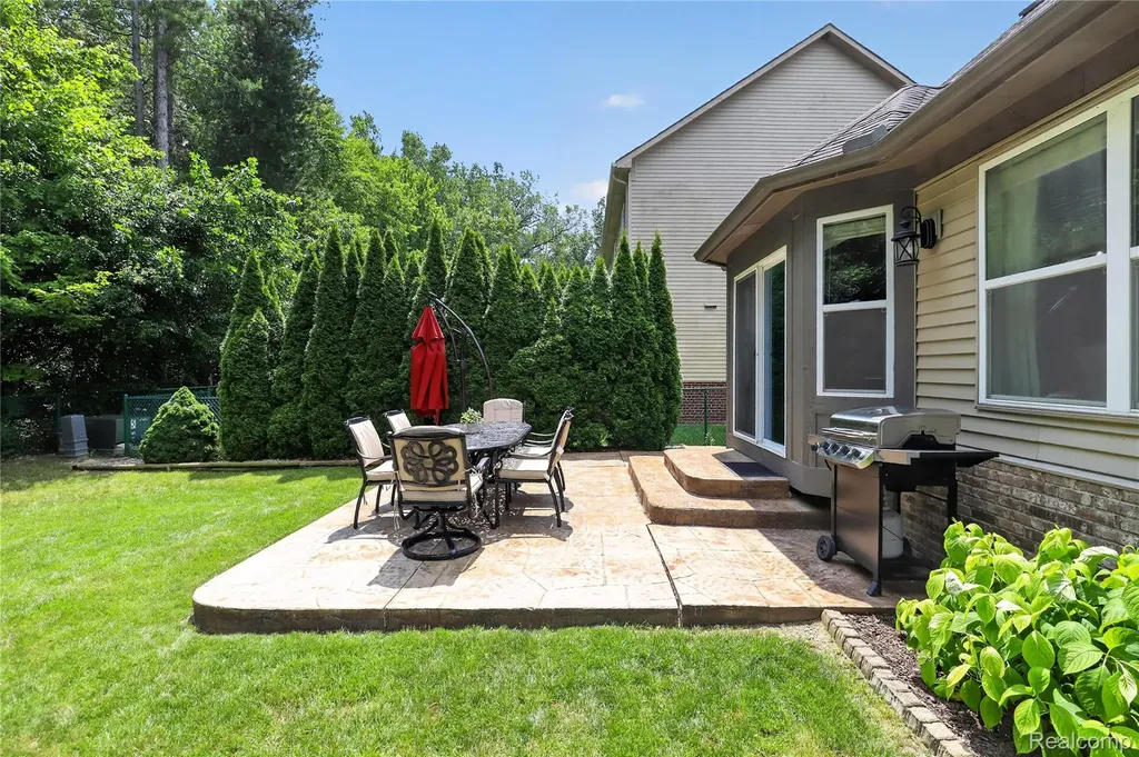 17174 Dew Point Court Brownstown Charter Township MI 48174