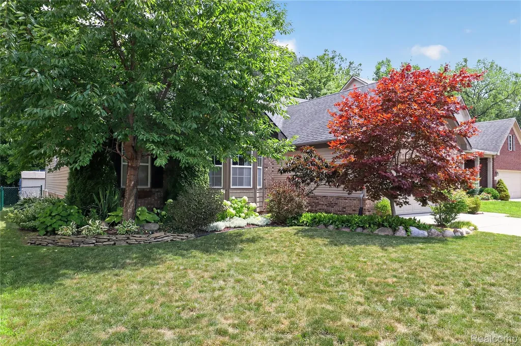 17174 Dew Point Court Brownstown Charter Township MI 48174
