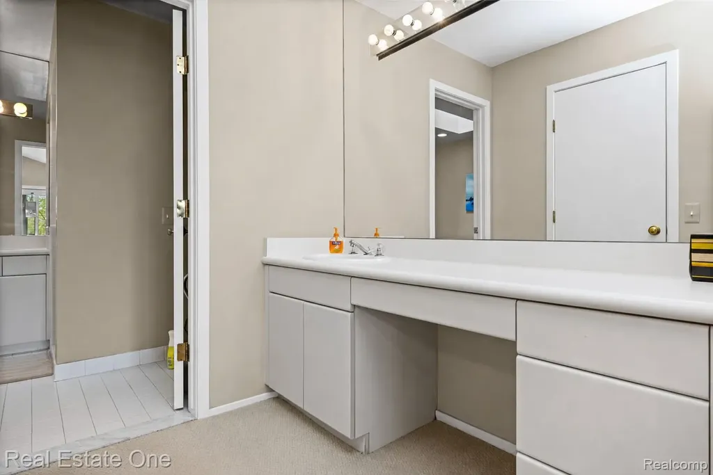 5000 Mirror Lake Court West Bloomfield Charter Township MI 48323