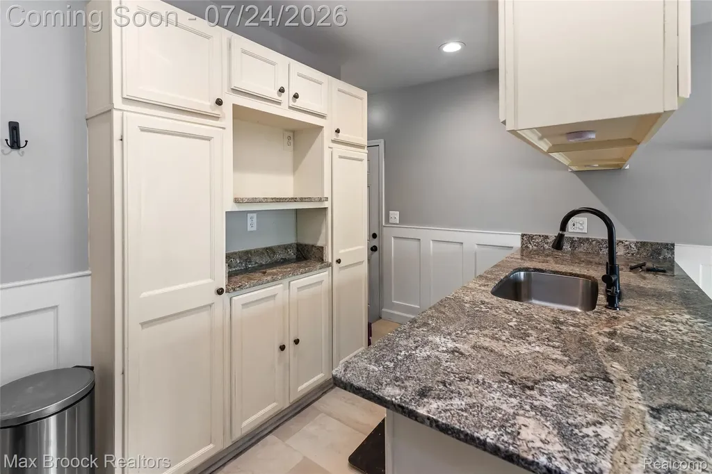 30723 Lonnie Boulevard Westland City MI 48185
