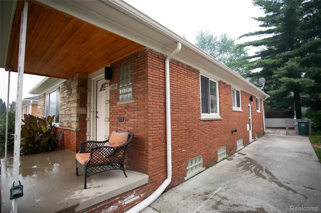 24091 Eastwood Street Oak Park City MI 48237