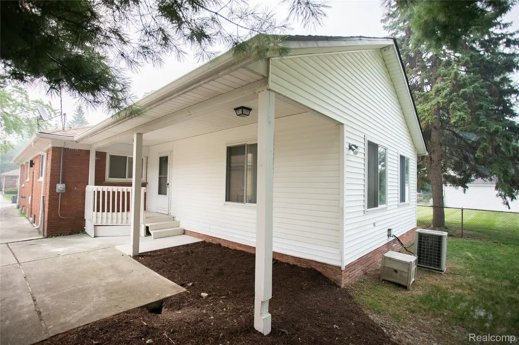 24091 Eastwood Street Oak Park City MI 48237