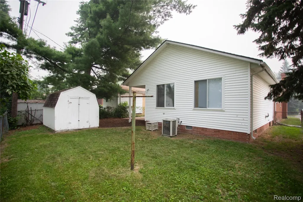 24091 Eastwood Street Oak Park City MI 48237