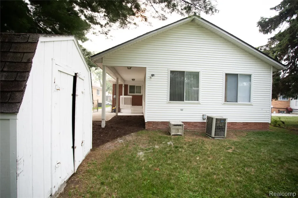 24091 Eastwood Street Oak Park City MI 48237