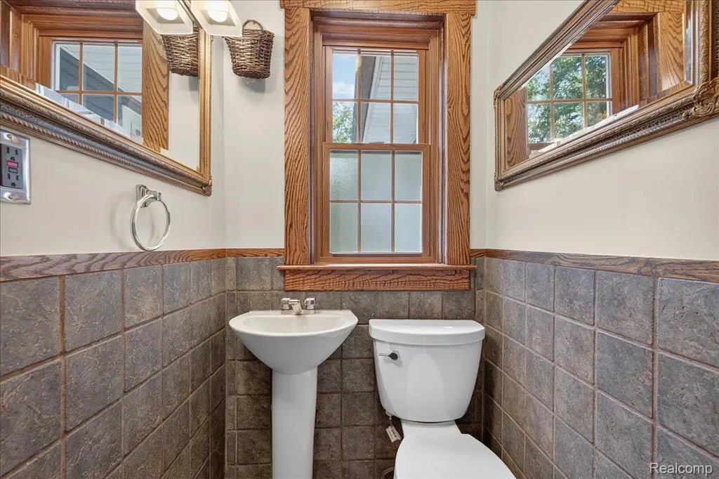 27108 E River Road Grosse Ile Township MI 48138