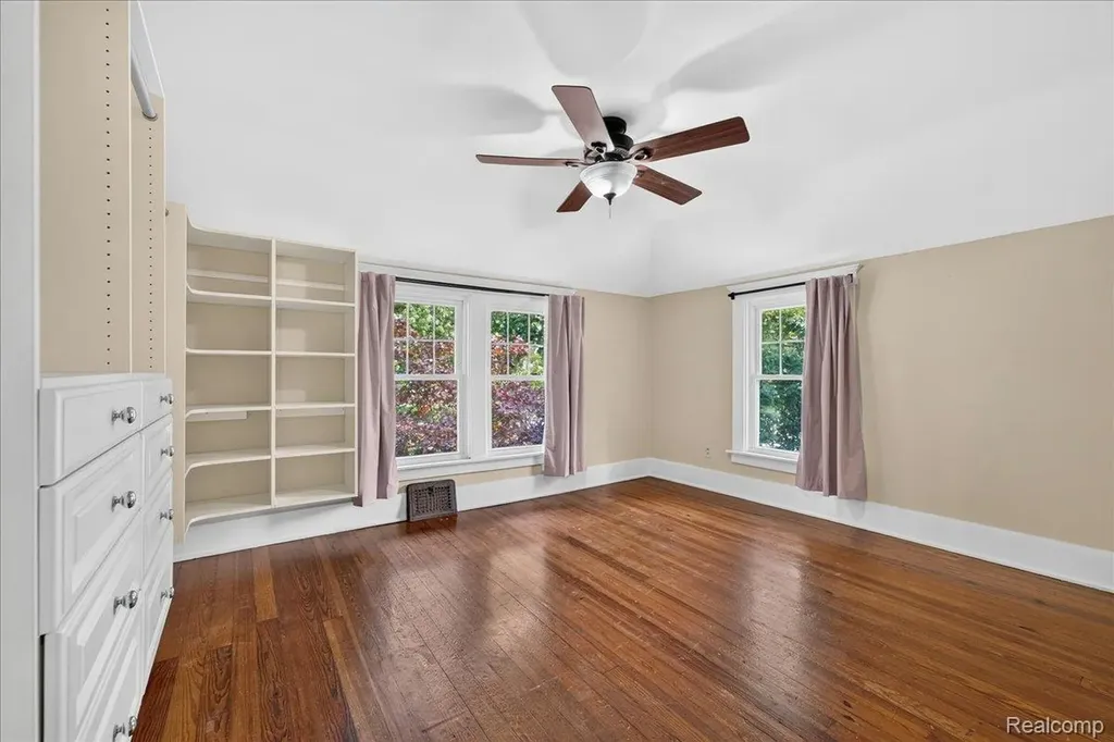 27108 E River Road Grosse Ile Township MI 48138