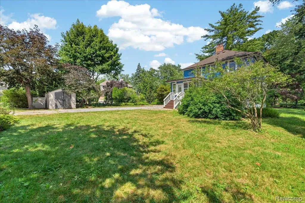 27108 E River Road Grosse Ile Township MI 48138