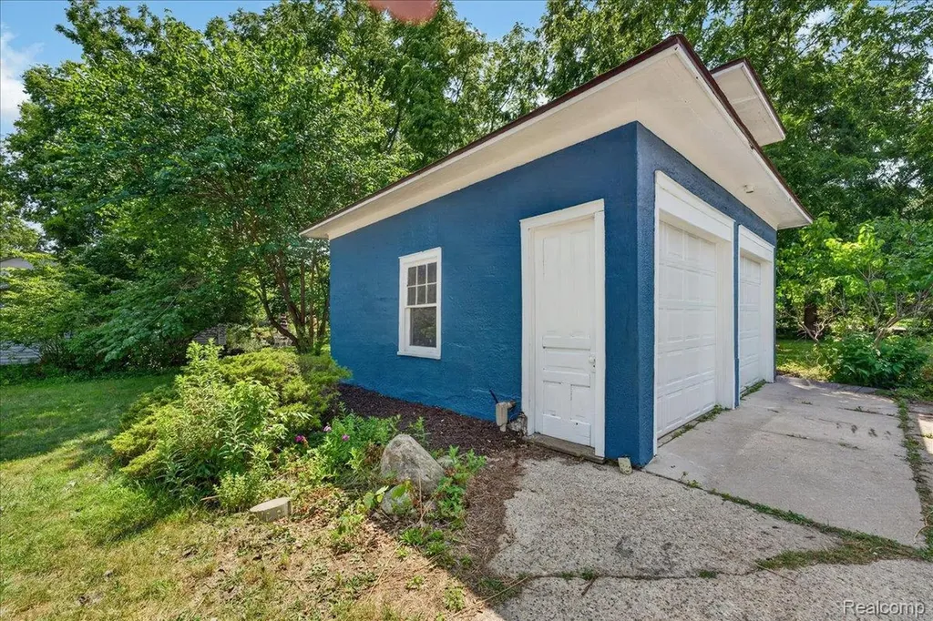 27108 E River Road Grosse Ile Township MI 48138