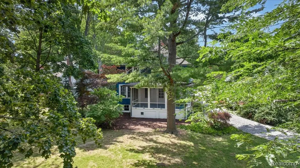 27108 E River Road Grosse Ile Township MI 48138