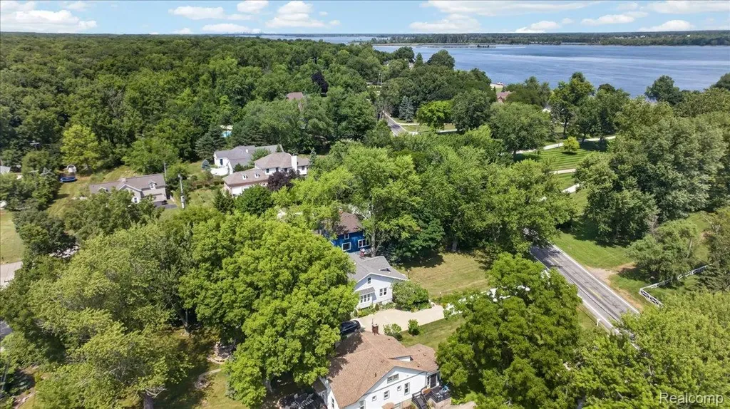 27108 E River Road Grosse Ile Township MI 48138