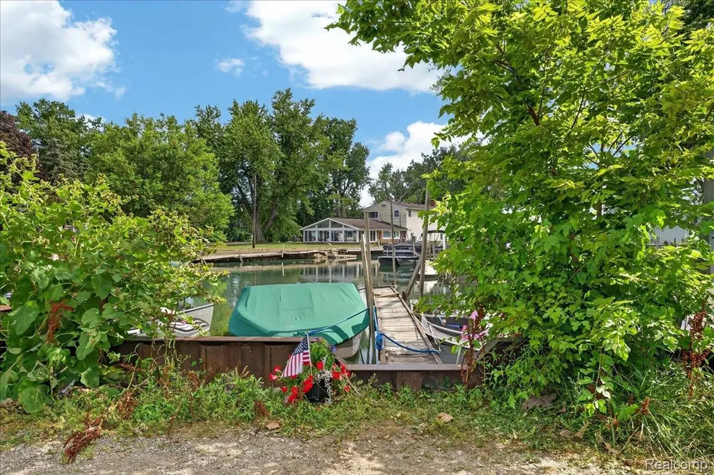 27108 E River Road Grosse Ile Township MI 48138