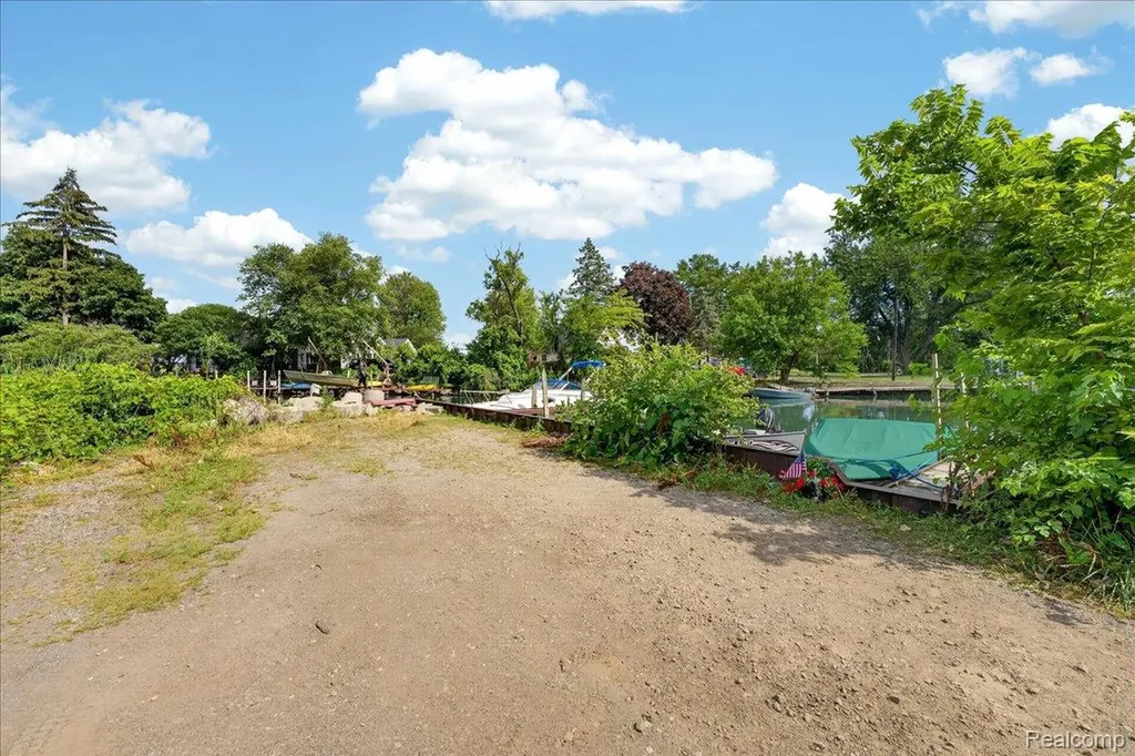27108 E River Road Grosse Ile Township MI 48138