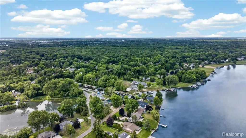 27108 E River Road Grosse Ile Township MI 48138