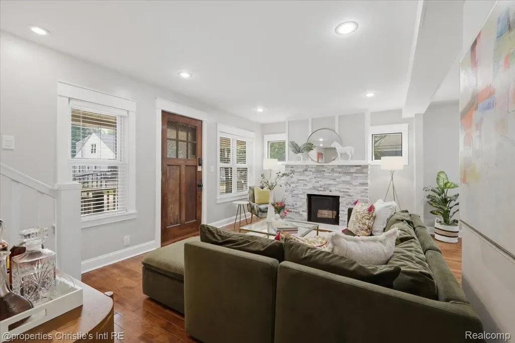 827 Gardenia Avenue Royal Oak City MI 48067