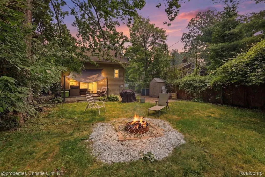 827 Gardenia Avenue Royal Oak City MI 48067