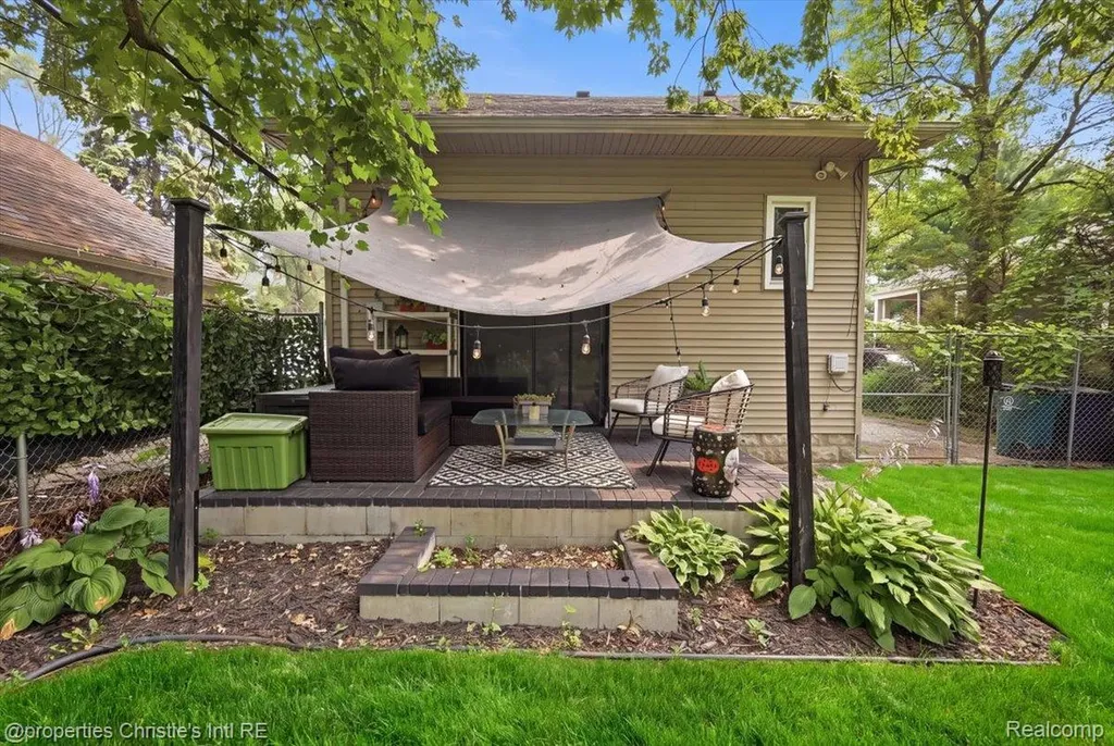 827 Gardenia Avenue Royal Oak City MI 48067