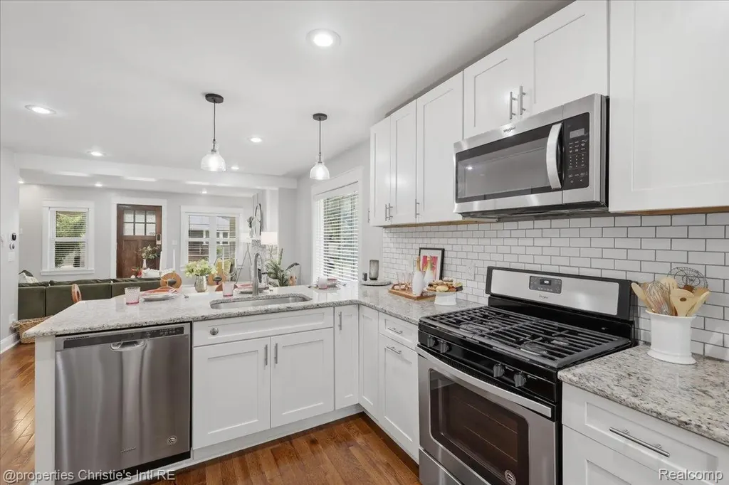 827 Gardenia Avenue Royal Oak City MI 48067