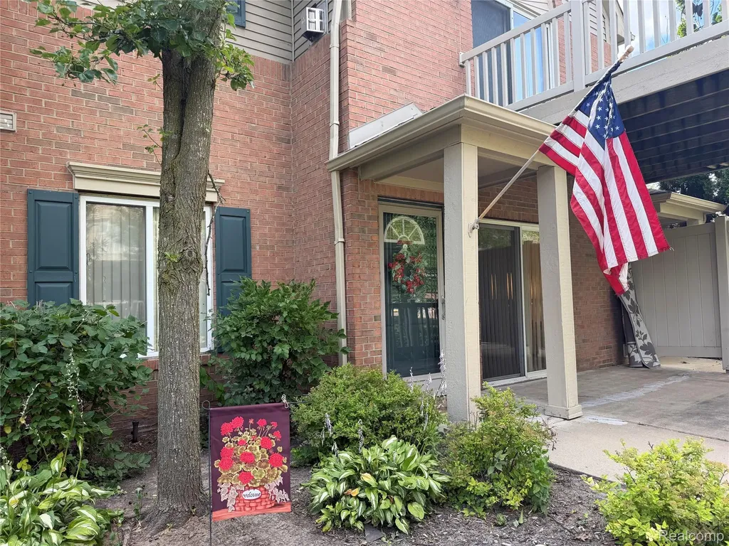 276 Marigold Circle Westland City MI 48185