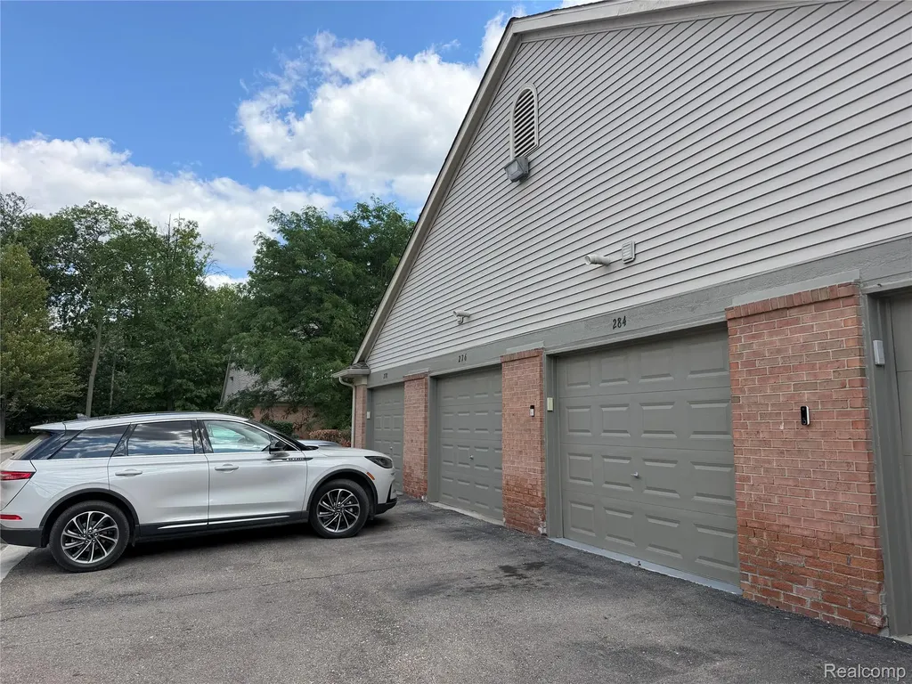 276 Marigold Circle Westland City MI 48185