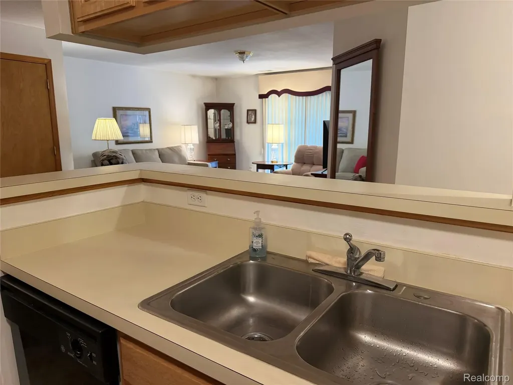 276 Marigold Circle Westland City MI 48185