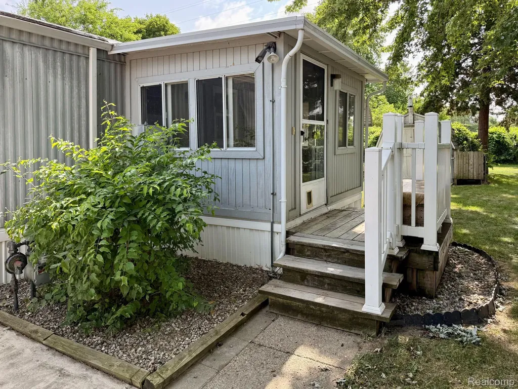 39 Oakridge E Monroe Charter Township MI 48161