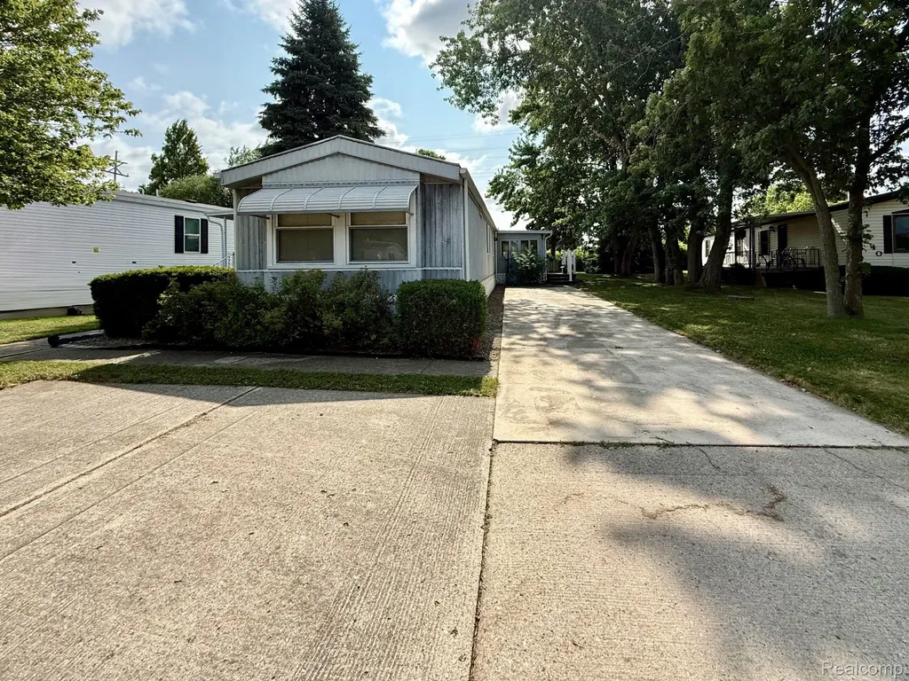 39 Oakridge E Monroe Charter Township MI 48161