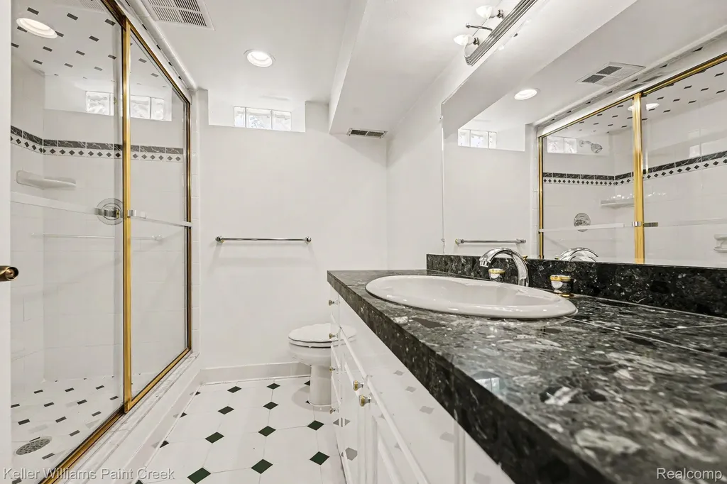 1087 Collingwood Drive Rochester Hills City MI 48307